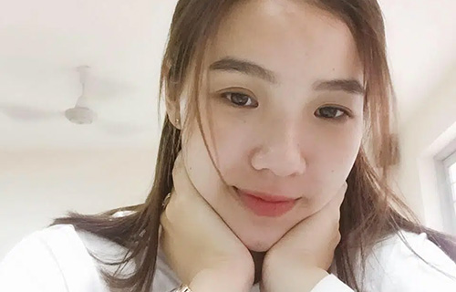 Bị học trò chụp lén, cô giáo xinh đẹp bỗng nổi "như cồn"
